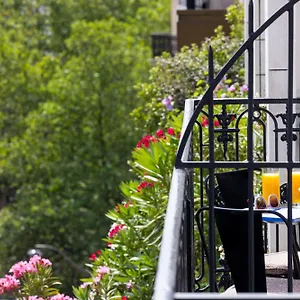 Padam 4*, Paris France